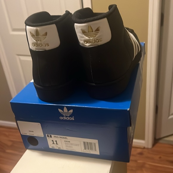 Adidas like new! - Picture 3 of 4
